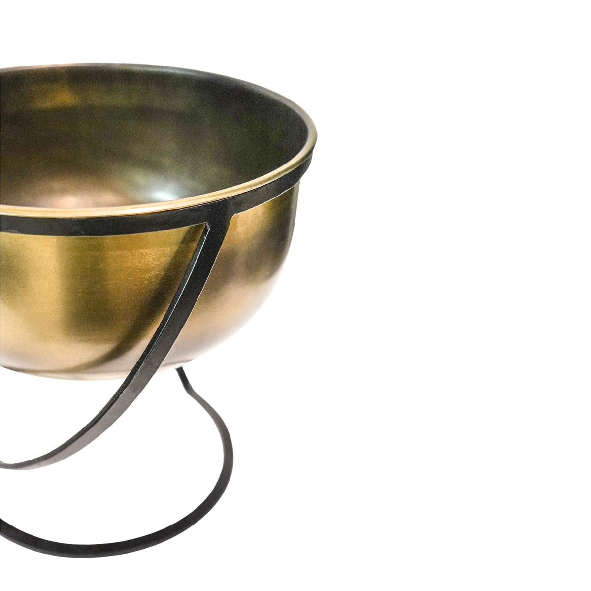 Ivyline Kensington Brass Planter with stand 28cm closeup
