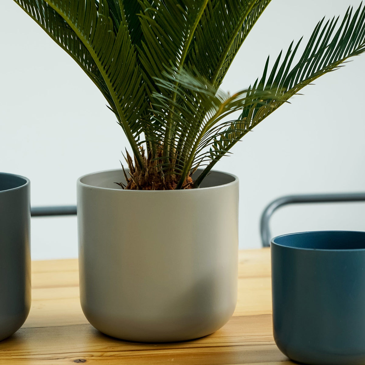 Ivyline Lisbon Planter light-grey lifestyle